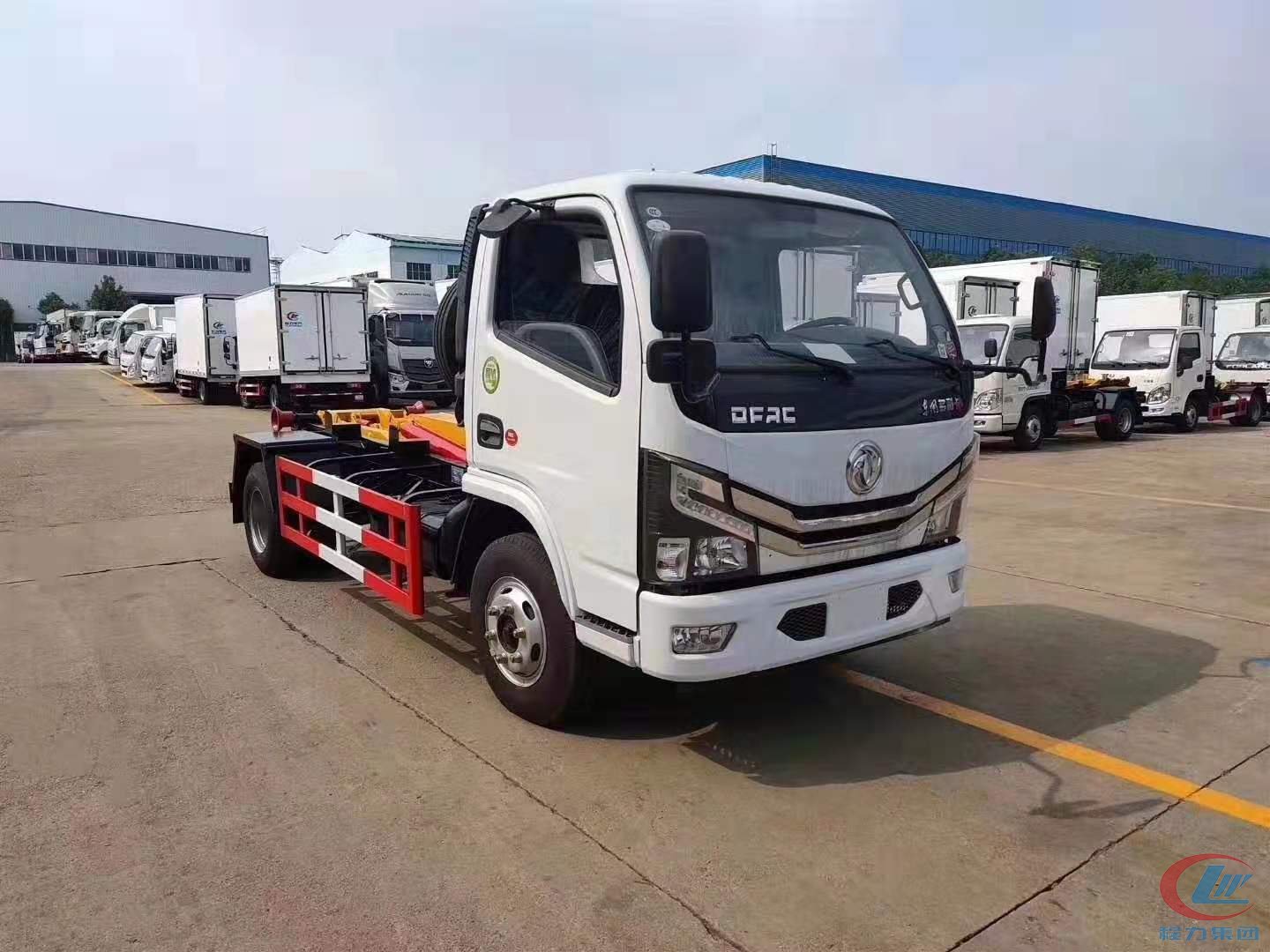 National VI Dongfeng Xiaodolica D6 Hooklift Garbage Truck Front View