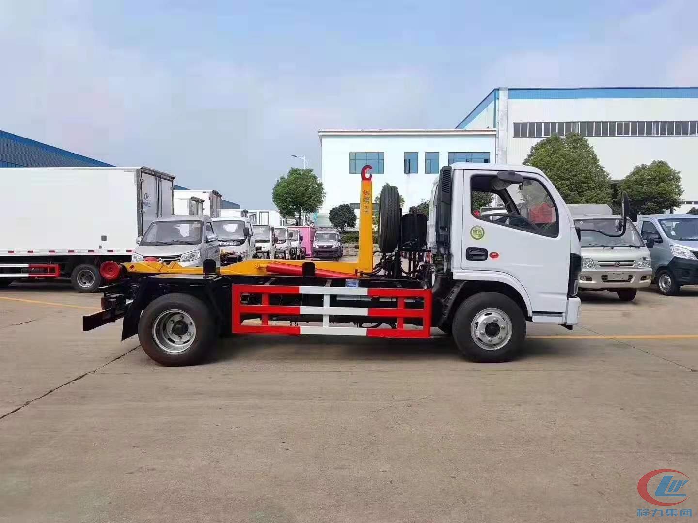 Closeup of Dongfeng Xiaodolica D6 Hydraulic Hooklift Arm
