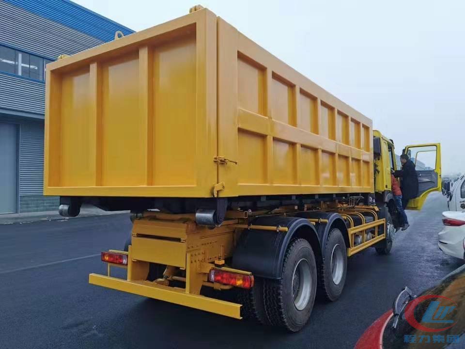 Rear container detail of 20m3 hook loader