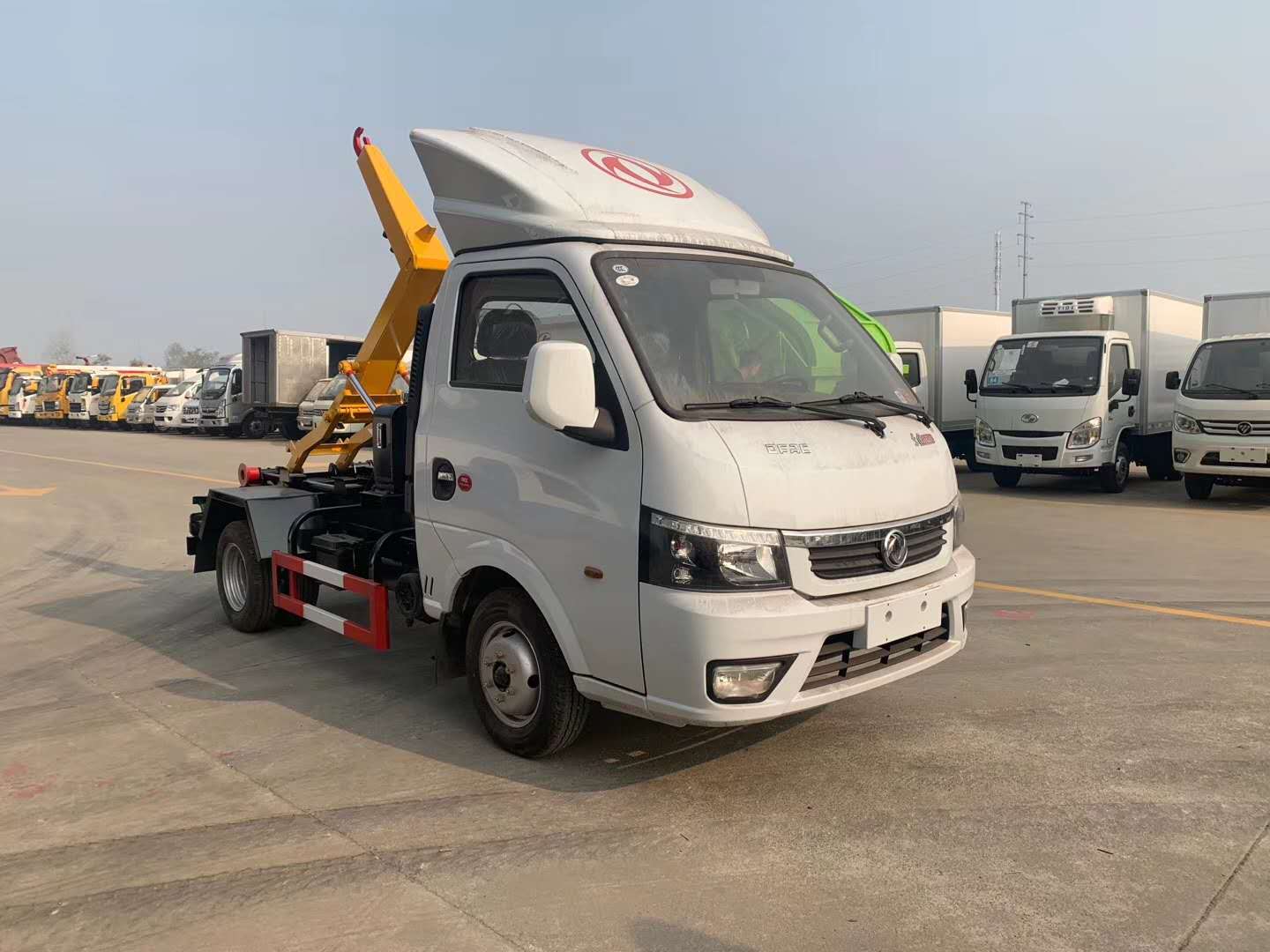 front-view-national-vi-dongfeng-yitu-hooklift-garbage-truck.jpg