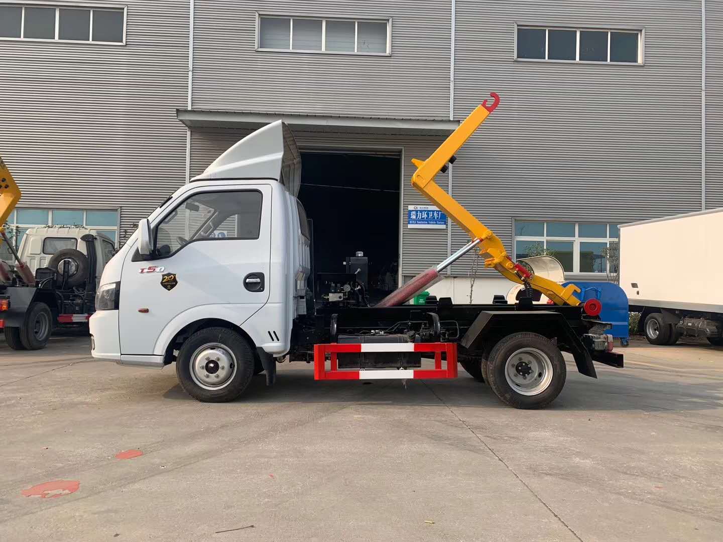 side-operation-national-vi-dongfeng-yitu-hooklift-garbage-truck.jpg