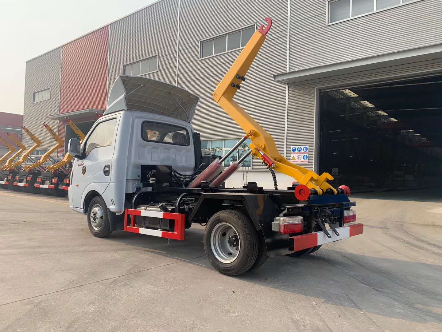 hydraulic-arm-extended-national-vi-dongfeng-yitu-hooklift-garbage-truck.jpg