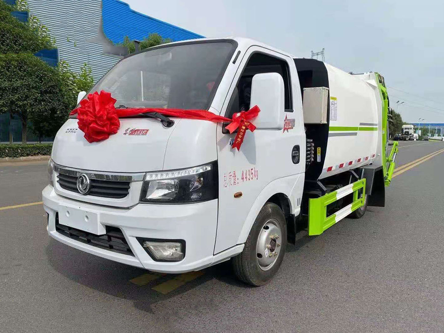 Side view of Dongfeng Tuyi compactor garbage truck
