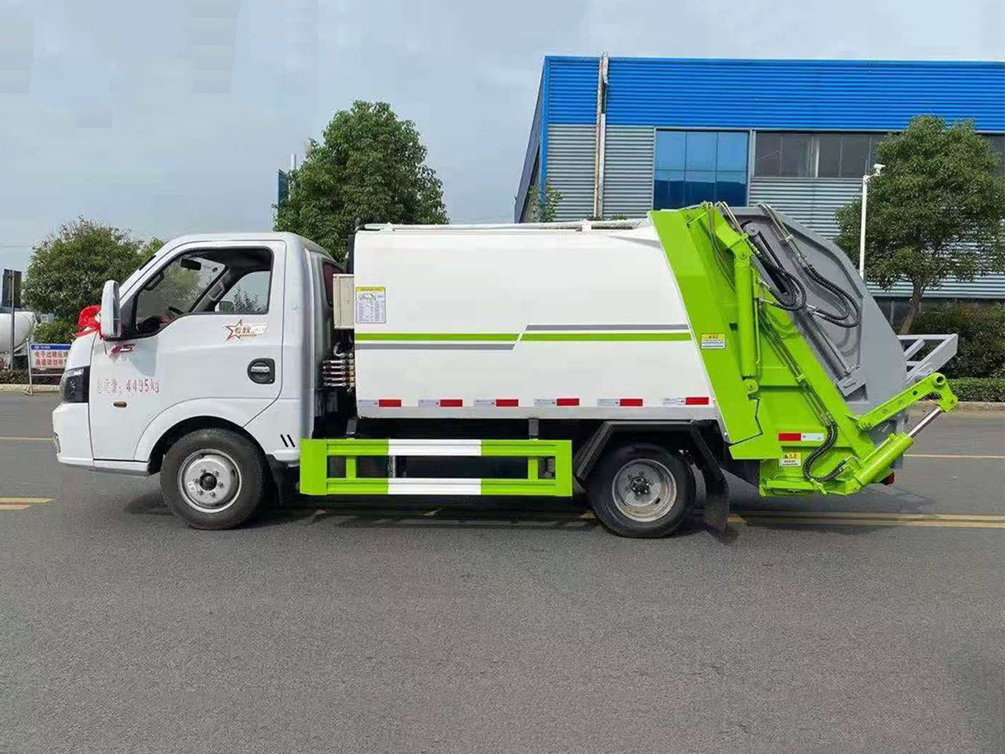 Dongfeng Tuyi garbage truck cabin and chassis