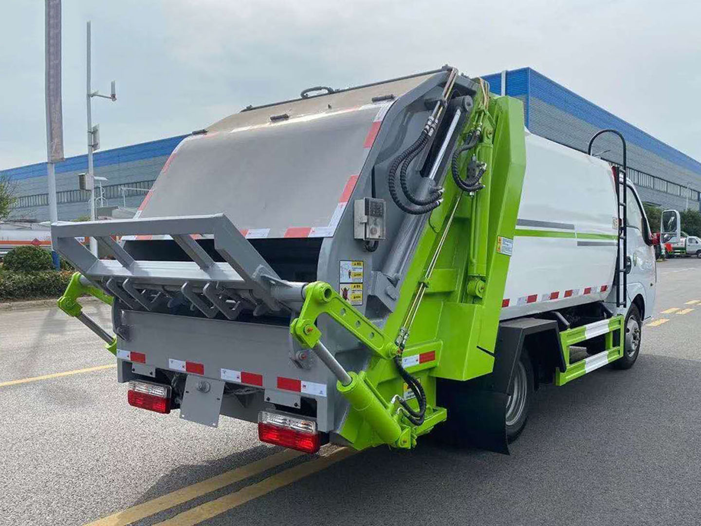 Hydraulic compression system detail