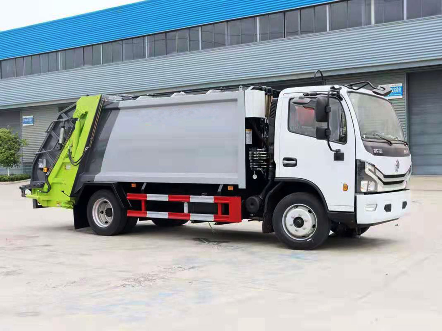Dongfeng Dollicar sanitation truck working