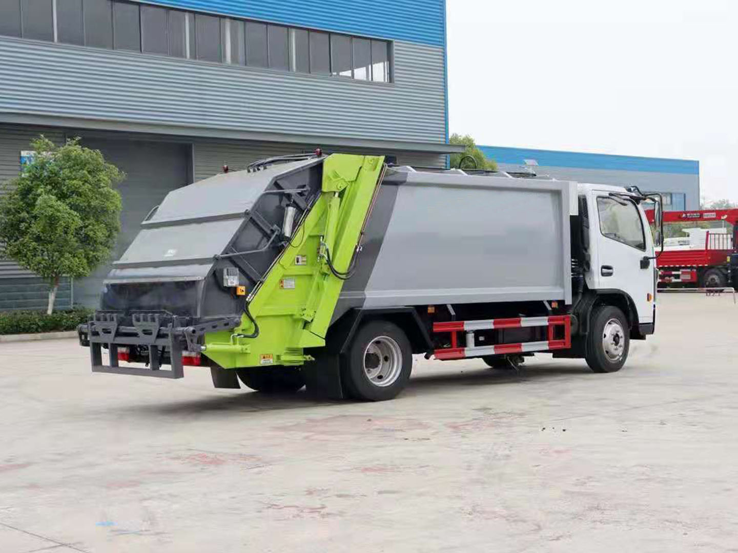 Rear detail of Dongfeng compressed garbage truck