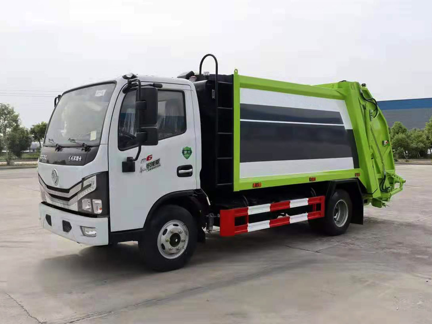 Side view of Dongfeng Dollicar D6 6 CBM compactor garbage truck
