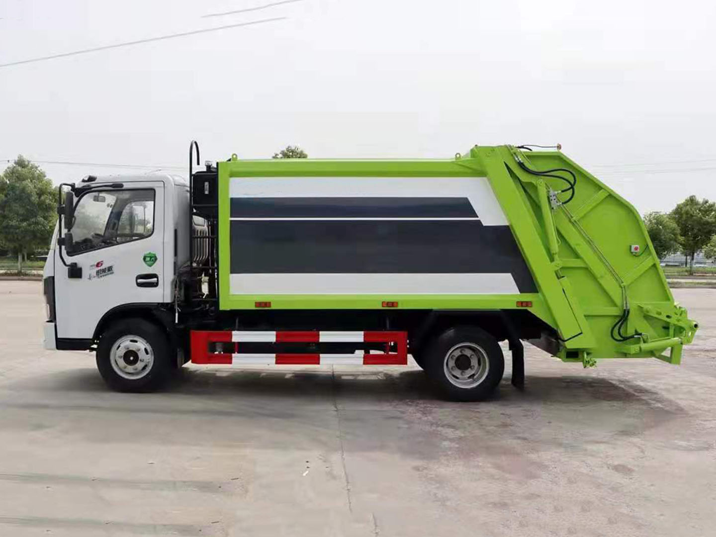 Hydraulic tank and side protection of Dongfeng garbage truck
