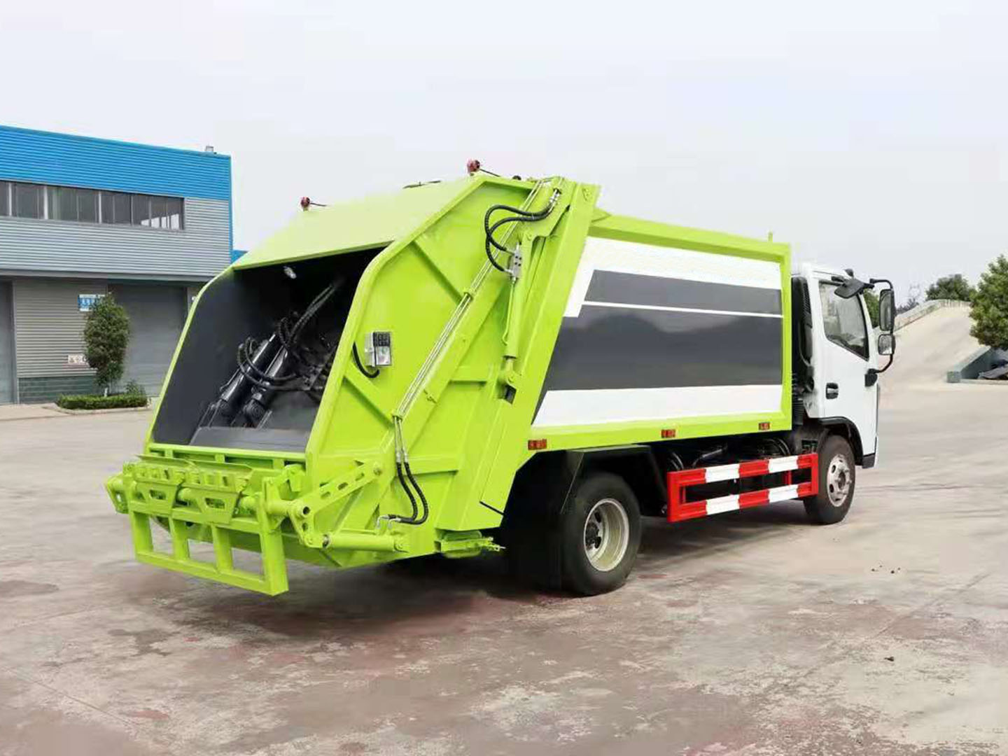 Rear lifting mechanism of Dongfeng 6 cubic meter waste truck