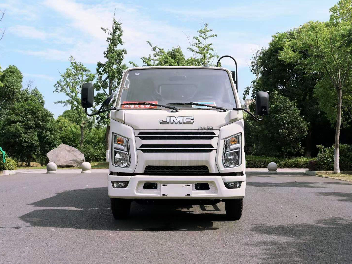 Front view of JMC Shunda 6 CBM compactor garbage truck