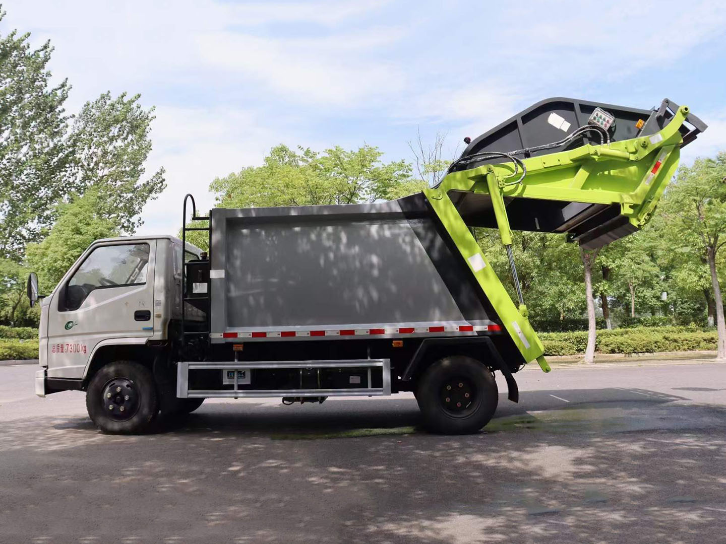 Side view of Chengli JMC 6m3 garbage truck