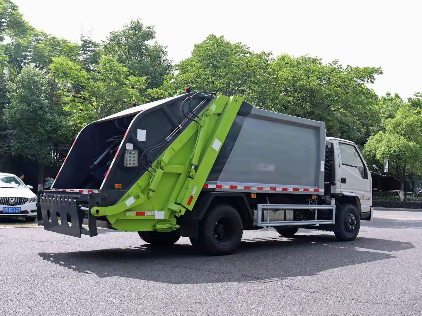 Rear lifting mechanism of JMC waste compactor