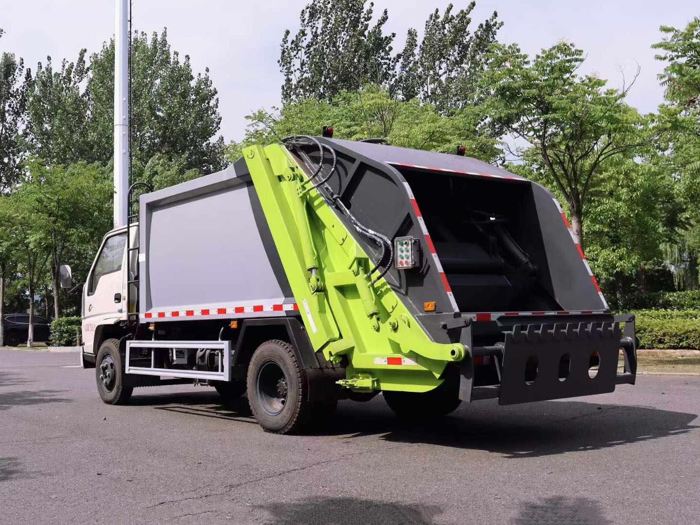 Side view of Chengli JMC 6m3 garbage truck