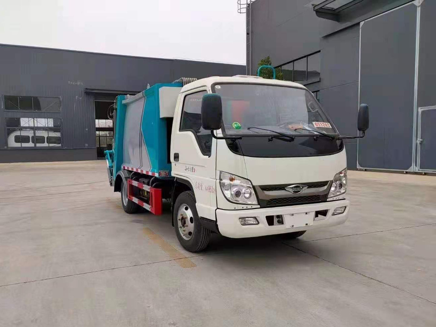 Rear lifting mechanism of small Foton waste truck
