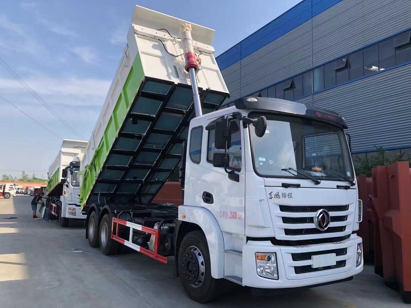 Closeup of Dongfeng Jincheng Double Rear Axle on Docking Garbage Truck
