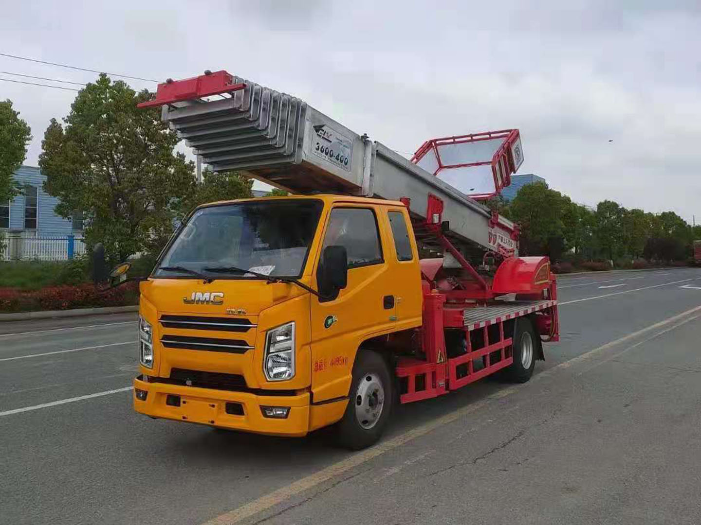 JMC Shunda ladder truck side profile