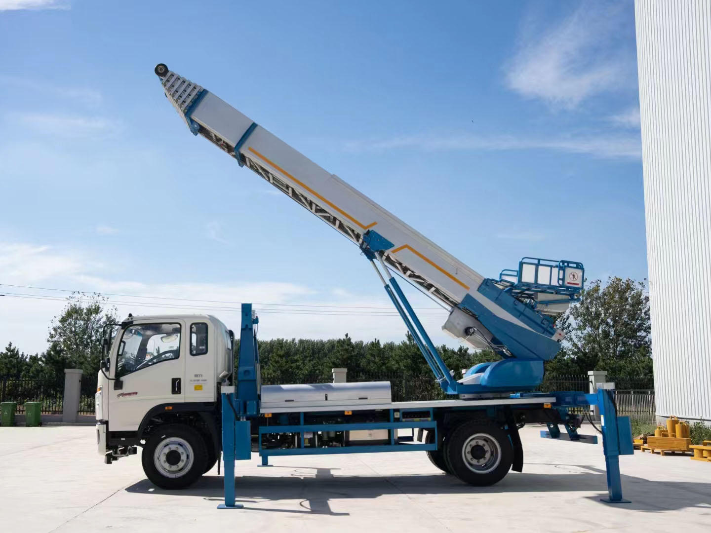 HOWO 45m ladder truck front profile