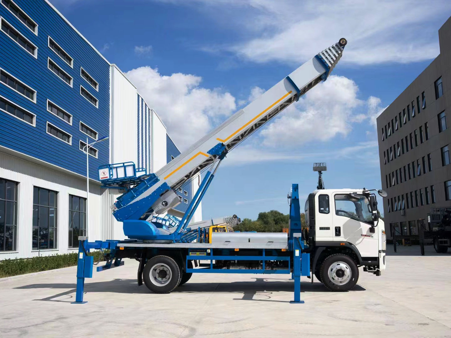 HOWO ladder truck reaching 15th floor