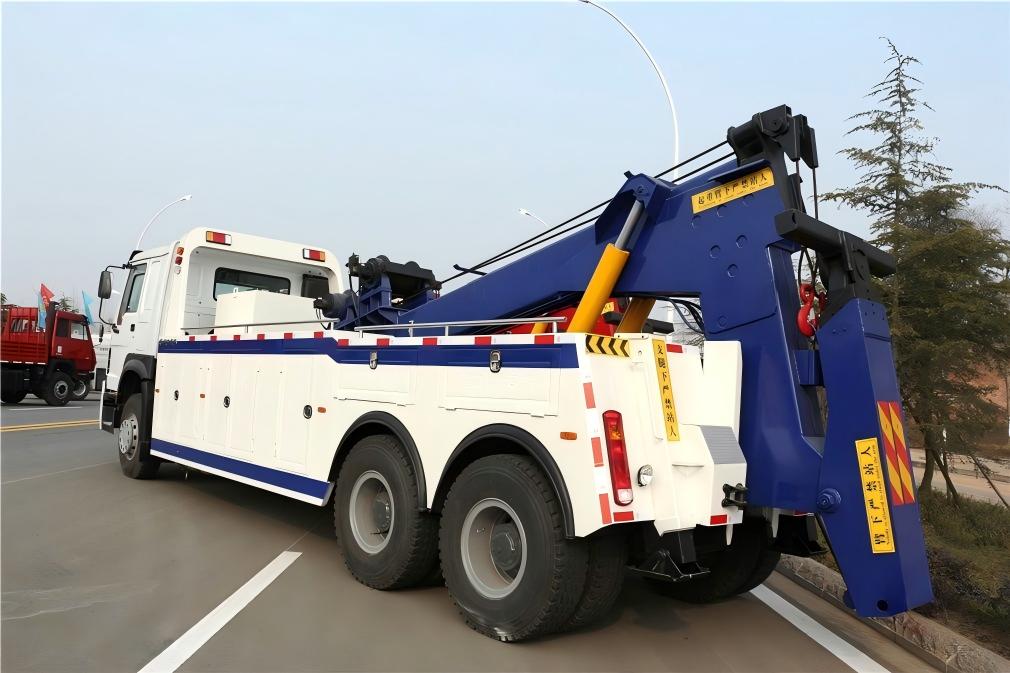 6x4 heavy-duty recovery vehicle rear view
