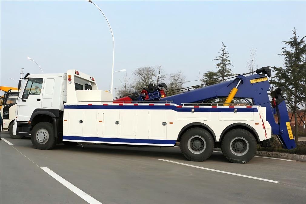 Sinotruk HOWO tow truck hydraulic slidebed detail