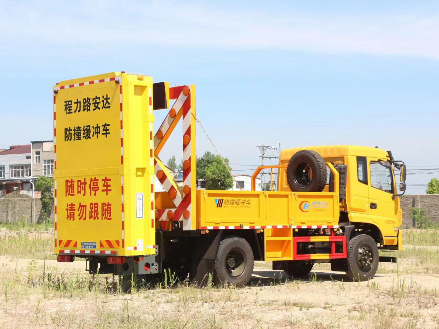 Dongfeng K6 Attenuator Truck Front View